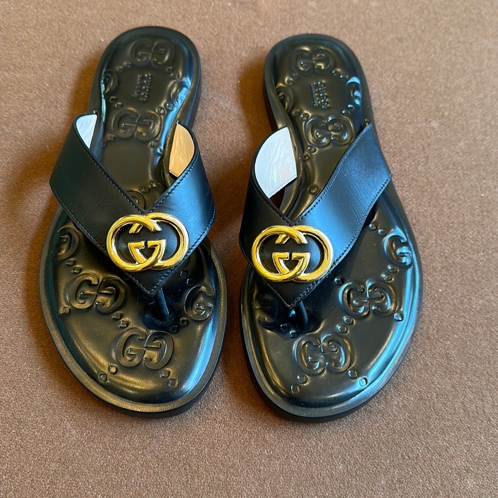NWT Gucci logo, leather sandals, never worn